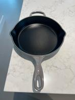 NIEUWE Le Creuset Skillet 26 cm Flint/Oyster, Gietijzer, Nieuw, Ophalen of Verzenden, Keramische plaat