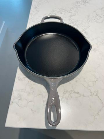 NIEUWE Le Creuset Skillet 26 cm Flint/Oyster beschikbaar voor biedingen