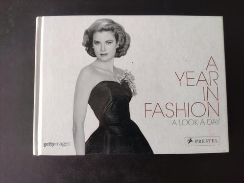 Modeboek A Year in Fashion - Pascal Morche - Prestel, Boeken, Mode, Zo goed als nieuw, Ophalen of Verzenden