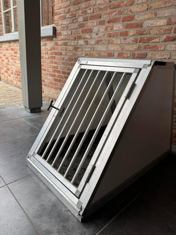 Zeer degelijke hondenbench beschikbaar voor biedingen