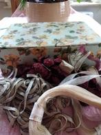 oude stoffen doos met fournituren hoeden maken, Antiek en Kunst, Ophalen of Verzenden