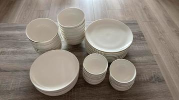 Mooi servies beschikbaar voor biedingen