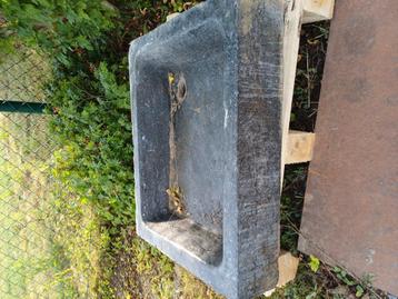 Oude geleefde wasbak  beschikbaar voor biedingen