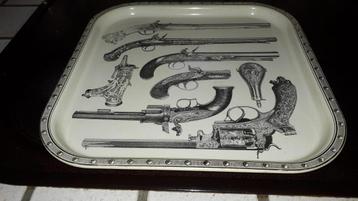 Piero Fornasetti metalen dienblad buskruit pistolen jaren 60
