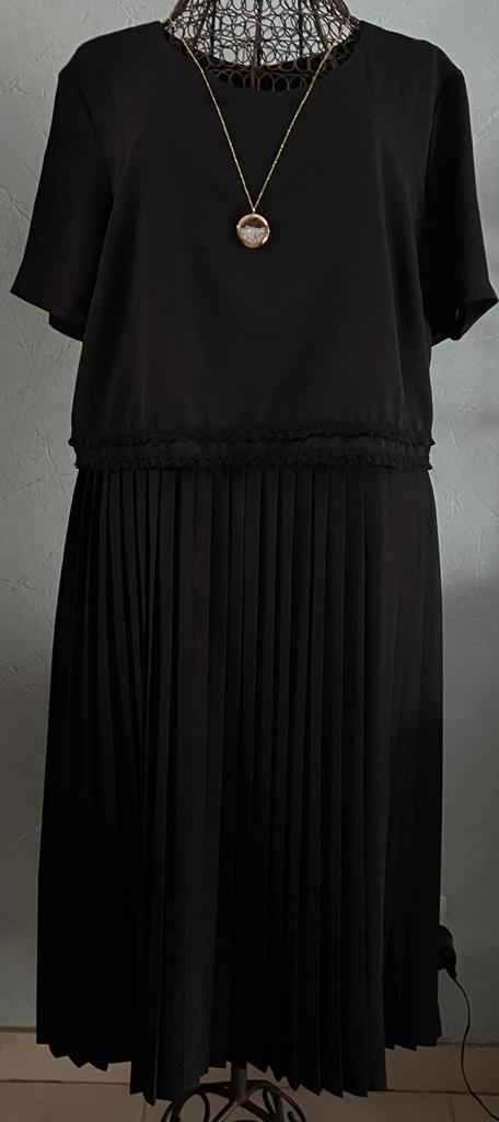 Robe élégante Giovane 44 avec détails NOUVEAU, Vêtements | Femmes, Robes, Neuf, Taille 42/44 (L), Noir, Sous le genou, Enlèvement ou Envoi