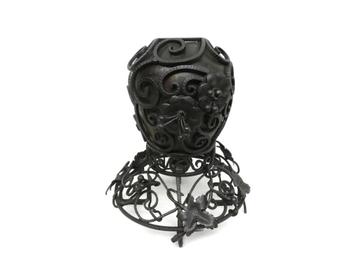 Keramische vaas ommanteld met siersmeedwerk beschikbaar voor biedingen