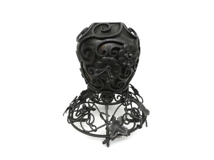 Keramische vaas ommanteld met siersmeedwerk, Antiek en Kunst, Antiek | Keramiek en Aardewerk, Ophalen