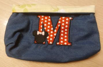 Pochette vide-poches en jeans avec la lettre M et Minnie.