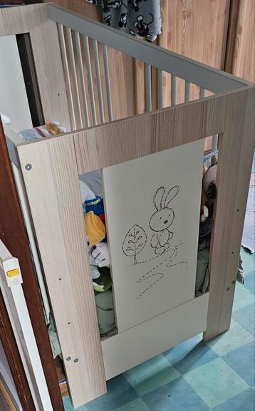 Bed in een babykooi  beschikbaar voor biedingen