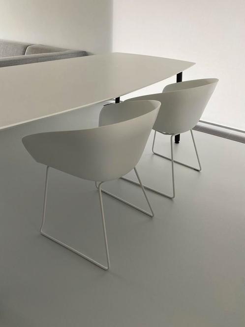 4 nieuwe witte eetkamer of terras stoelen kuipvorm,, Huis en Inrichting, Stoelen, Nieuw, Kunststof, Ophalen