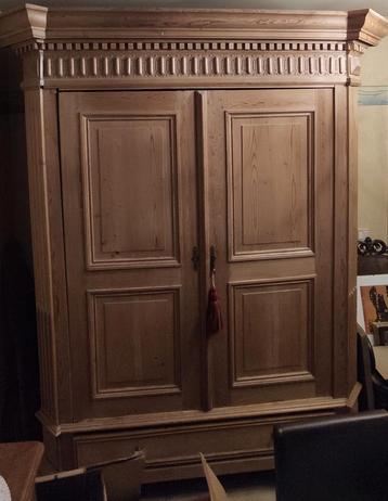 Belle grande armoire ancienne en bois  disponible aux enchères