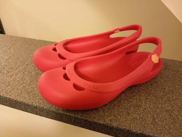 Croc dames schoenen donker pink  beschikbaar voor biedingen