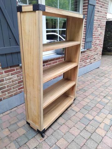 boekenkast met zwart stalen tinten op wielen beschikbaar voor biedingen