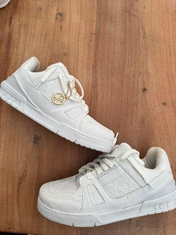 Lv 1op1 schoenen beschikbaar voor biedingen