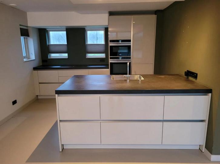 Cuisine haut de gamme ROTPUNKT grand îlot Siemens & Neff, Maison & Meubles, Cuisine | Cuisines complètes, Composite, Avec îlot