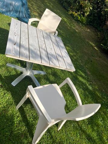 Tuinsetje met tafel en 2 stoelen beschikbaar voor biedingen