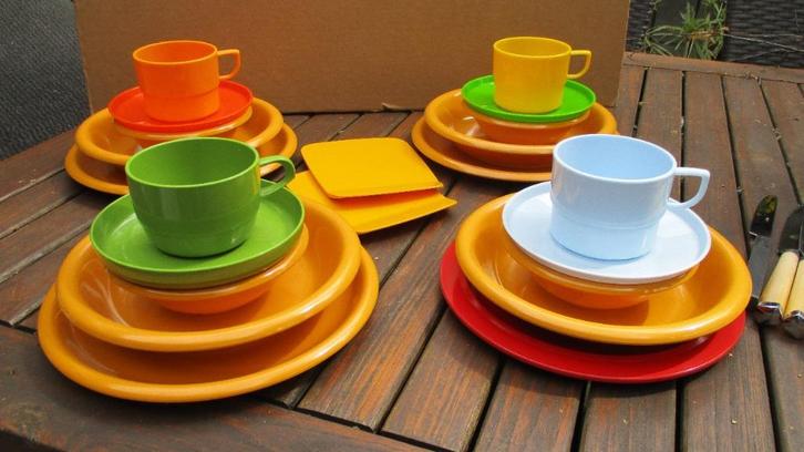 Kleurrijk campingservies in Melamine 4pers., Caravans en Kamperen, Kampeeraccessoires, Zo goed als nieuw, Ophalen