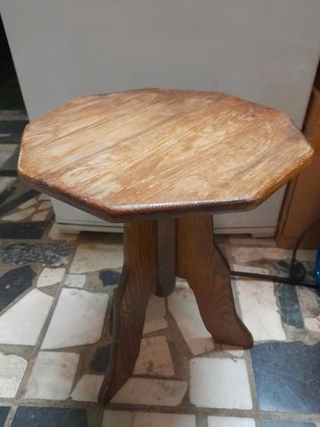 Zelfgemaakte bruin tafeltje voor bloempot op te zetten  beschikbaar voor biedingen