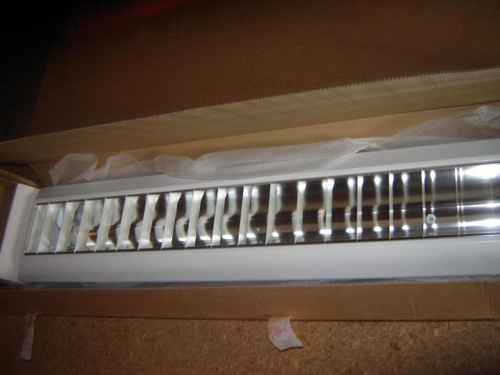 TL met spiegel reflector + verlichtingsarmaturen 28w, Doe-het-zelf en Bouw, Bouwverlichting, Zo goed als nieuw, Armatuur, Minder dan 50 watt