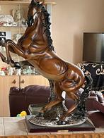 Mooi groot paard beeld, Ophalen