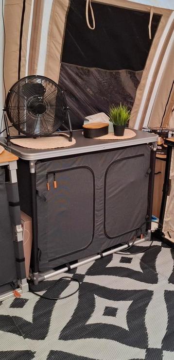 3 camping kastjes in goede staat. beschikbaar voor biedingen