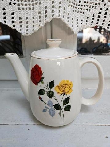 Vintage theepotje beschikbaar voor biedingen