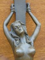 statue femme nue attaché sur une planche en bronze signé ., Bronze, Enlèvement ou Envoi