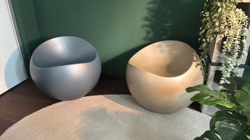 2 Finn stone ball chairs, goud en zilver beschikbaar voor biedingen
