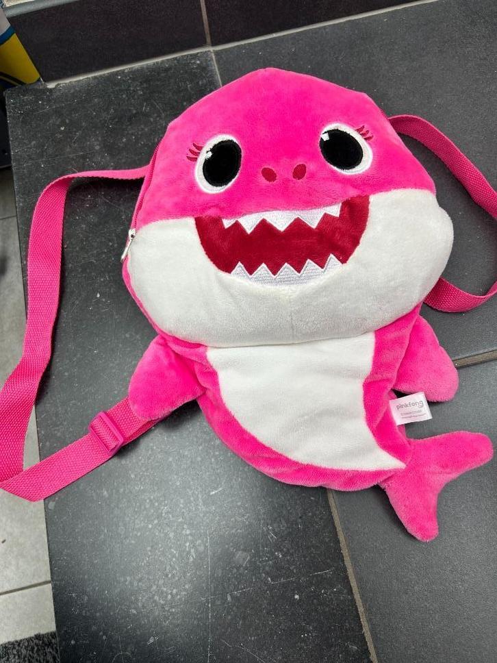als nieuw rugzakje knuffel baby Shark- roze- 35 cm, Kinderen en Baby's, Speelgoed | Knuffels en Pluche, Zo goed als nieuw, Overige typen
