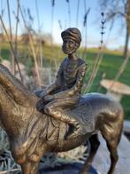 DE JOCKEY OP ZIJN PAARD IN BRONS GESIGNEERD OP EEN SOKKEL, Ophalen of Verzenden, Brons