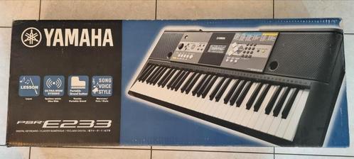 Yamaha PSR-E233 draagbaar toetsenbord 61 toetsen + statief, Muziek en Instrumenten, Keyboards, Zo goed als nieuw, 61 toetsen, Yamaha