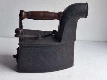 Ancien fer à repasser à braises avec cheminée en fonte beschikbaar voor biedingen