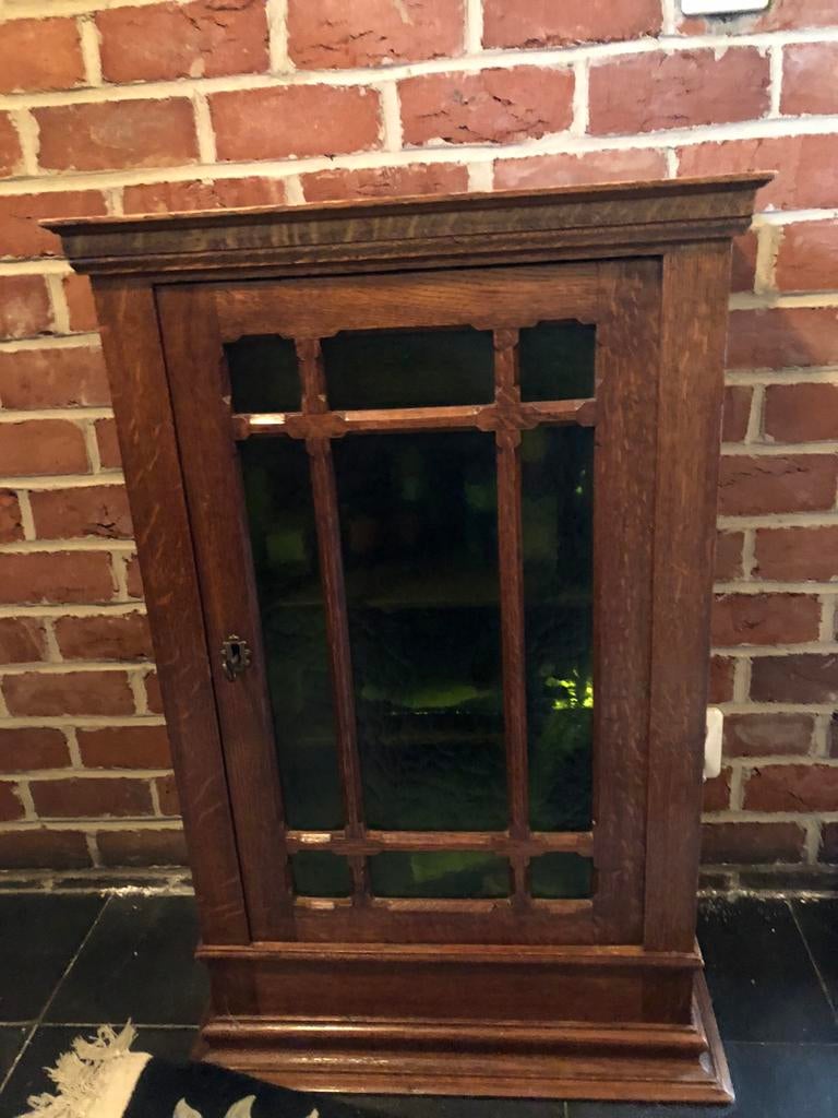 Vitrine en bois fonce, lumiere a l’ouverture de la porte, Ancien, Avec tablette(s), Moins de 100 cm, Enlèvement