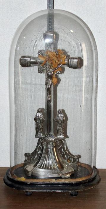 Ovale glazen globe met Christus aan kruis. beschikbaar voor biedingen