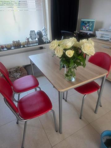 Mooie eettafel met 4 stoelen beschikbaar voor biedingen