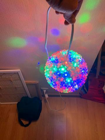 Meerkleuren lichtbol beschikbaar voor biedingen