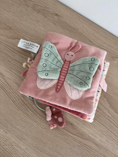 Dutch - Activiteitenboekje - Flowers & Butterflies, Kinderen en Baby's, Overige Kinderen en Baby's, Zo goed als nieuw, Ophalen