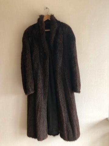 Elegante lange donkerbruine bontjas beschikbaar voor biedingen