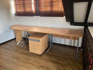 Bureau met boekenkast en ladeblok beschikbaar voor biedingen