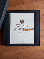 Tomorrowland: We are tomorrow boek met doos, Verzamelen, Ophalen of Verzenden, Zo goed als nieuw