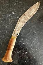 1 Kukri mes, Ophalen