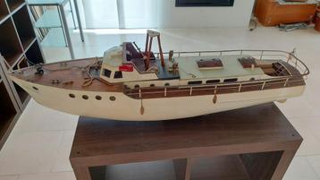 Oude modelboot beschikbaar voor biedingen