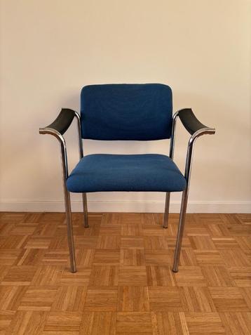 blauwe bureaustoel beschikbaar voor biedingen