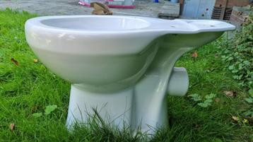 Nieuwe wc-wastafel beschikbaar voor biedingen