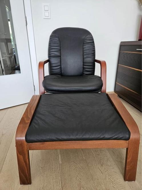 Fauteuil en voetsteun van massief hout, Huis en Inrichting, Fauteuils, Gebruikt, Hout, 50 tot 75 cm, Ophalen