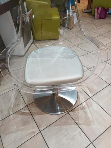 5 moderne stoelen zo goed als nieuw beschikbaar voor biedingen