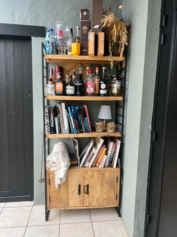 Leuke boekenkast (ook commode beschikbaar) beschikbaar voor biedingen