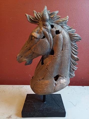 Paardenbeelden te koop beschikbaar voor biedingen