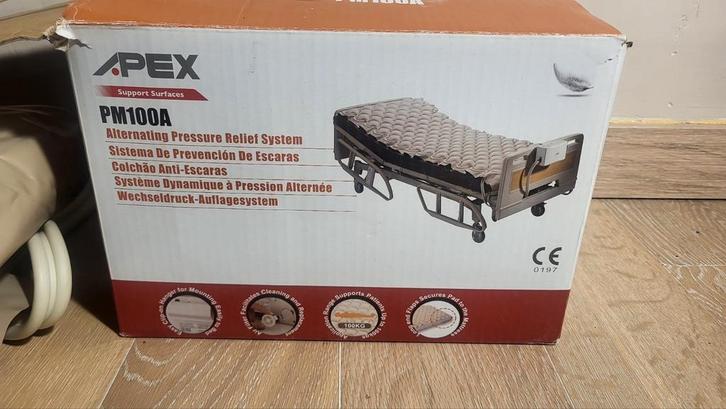APEX PM100A luchtbed tegen decubitus — met compressor, Caravans en Kamperen, Luchtbedden, Zo goed als nieuw, 1-persoons, Ingebouwde pomp