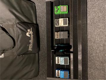 Ensemble de pédales d’effet avec Pedalboard beschikbaar voor biedingen